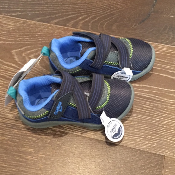 NWT! OSH KOSH BGOSH boys velcro shoes. Size 7. Durable and washable. - Picture 3 of 5